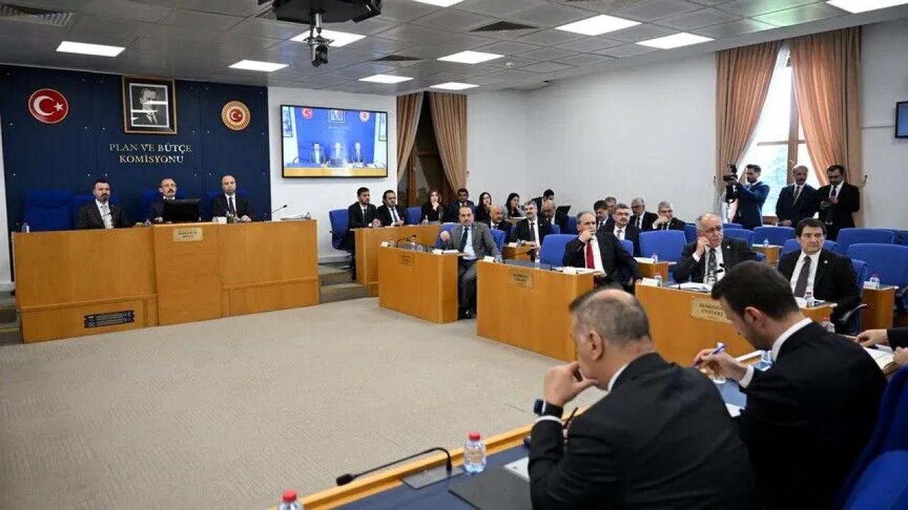 En düşük emekli aylığının artırılmasına yönelik düzenlemeyi de içeren kanun teklifi komisyonda