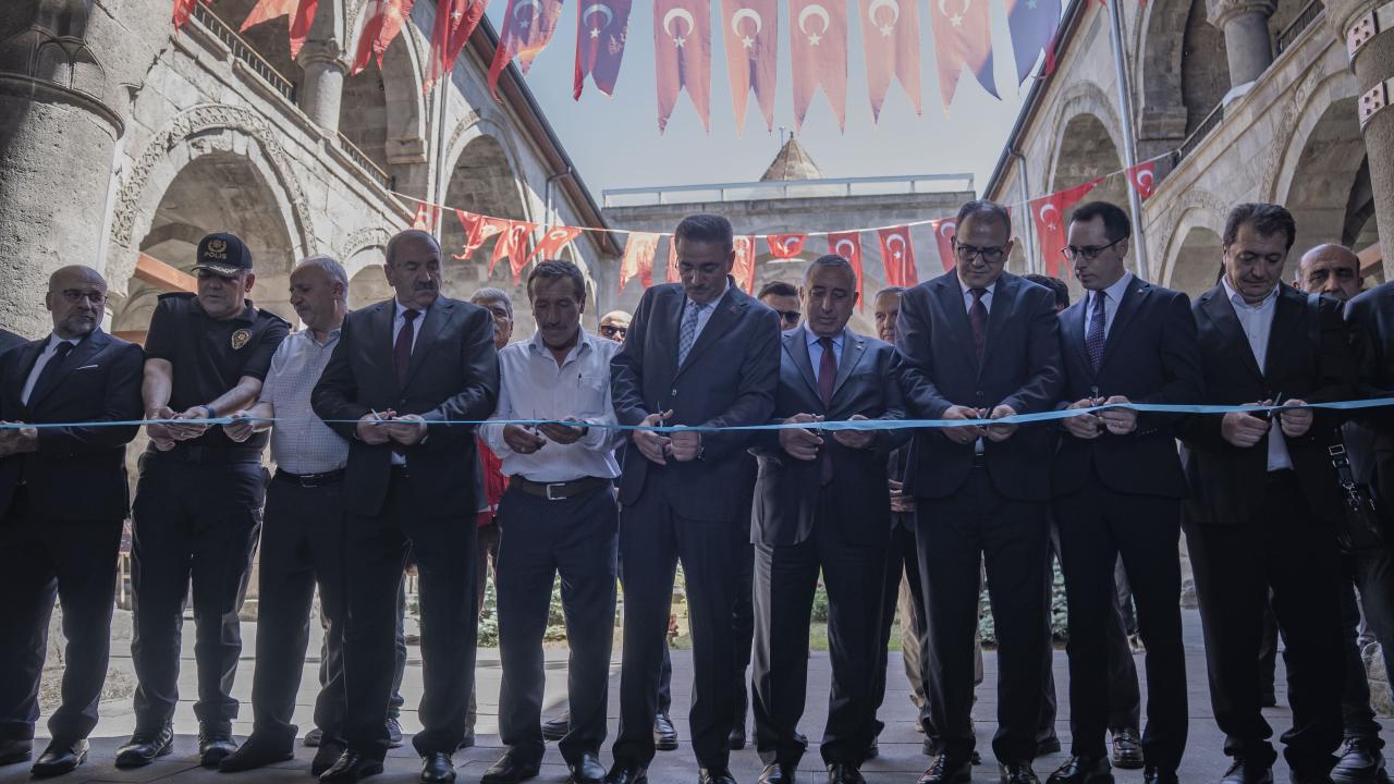 Erzurum'da 15 Temmuz fotoğraf sergisi tarihi Çifte Minareli Medrese'de açıldı