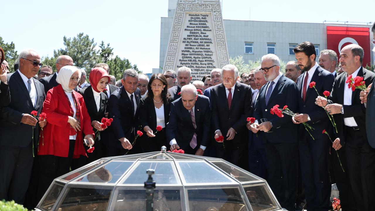 TBMM Başkanı Kurtulmuş, 15 Temmuz'da Meclis'te bombalanan alanlara karanfil bıraktı