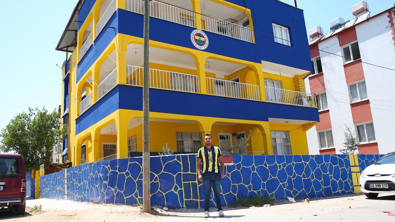 Fenerbahçeli aile, sarı-lacivert sevgisini apartmanlarına yansıttı