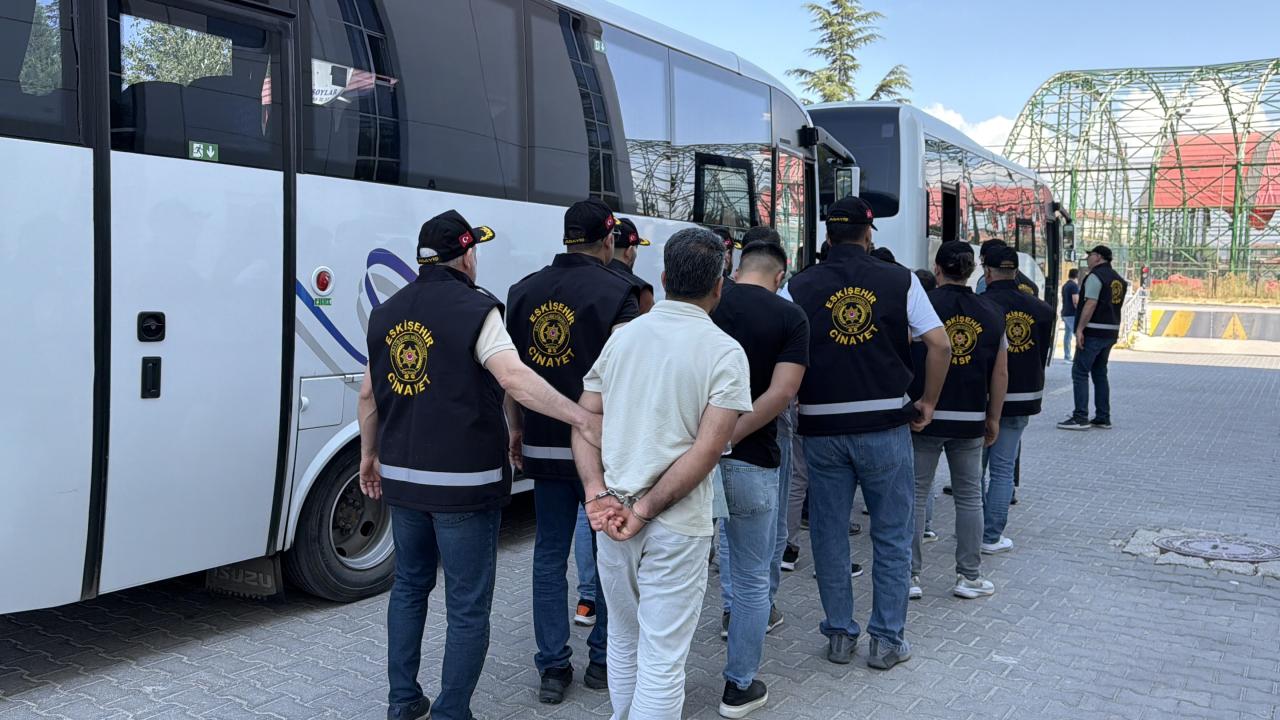 Eskişehir'de 1'i polis 11 kişinin yaralandığı kavgaya ilişkin yakalanan 18 zanlı adliyede
