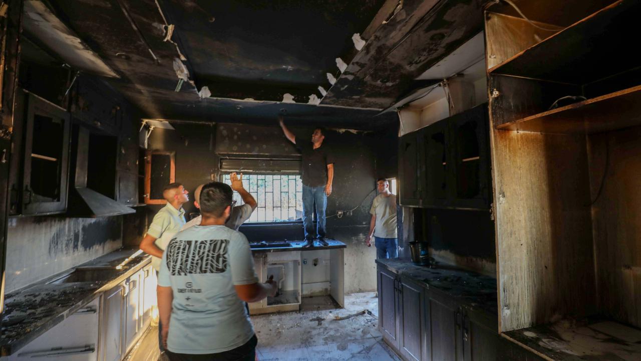 Filistin topraklarını gasbeden İsrailliler Nablus'ta bir evi ateşe verdi