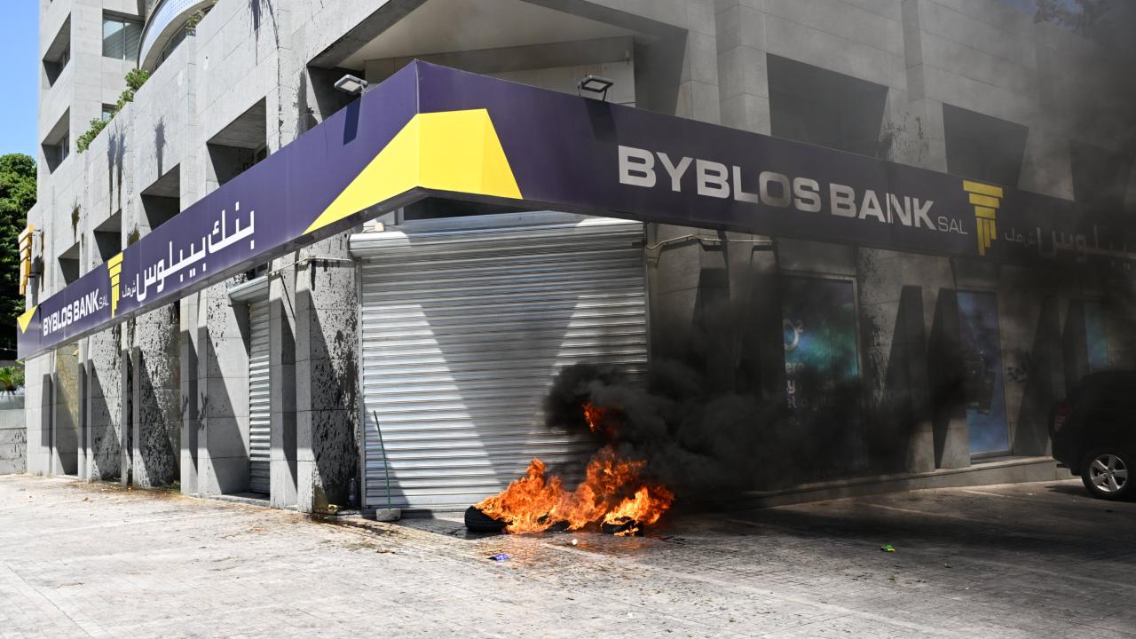 Lübnan'da banka hesapları 7 yıldır dondurulan mudiler Beyrut'ta eylem yaptı