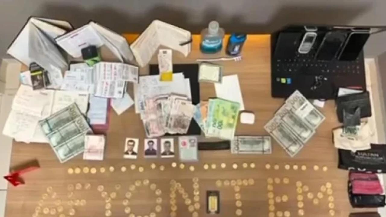 Cumhurbaşkanına suikast girişiminden aranan firari FETÖ'cünün evinde altın, döviz ve uyuşturucu ele geçirildi