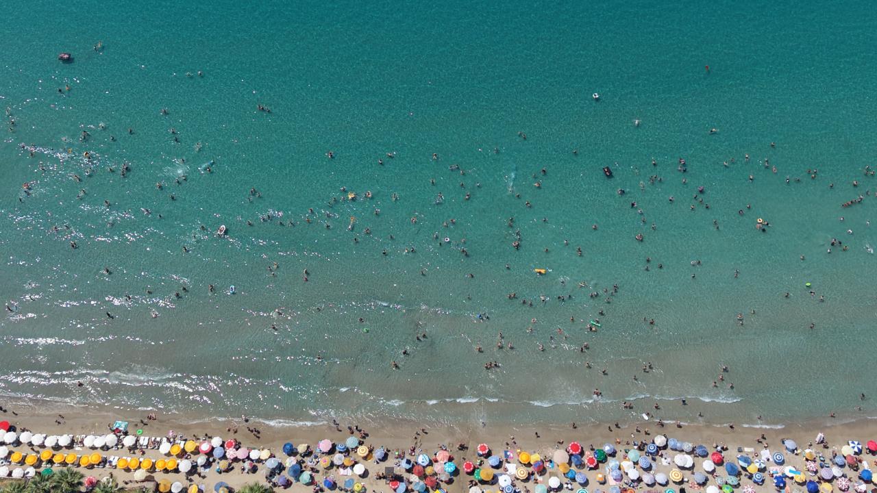 Kuşadası'nda sıcak hava nedeniyle sahillerde yoğunluk oluştu