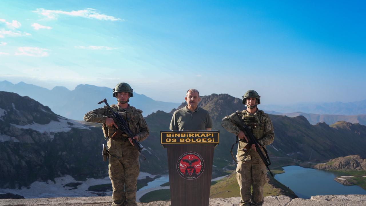 Hakkari Valisi Taşyapan, İkiyaka Dağları'ndaki üs bölgelerini ziyaret etti