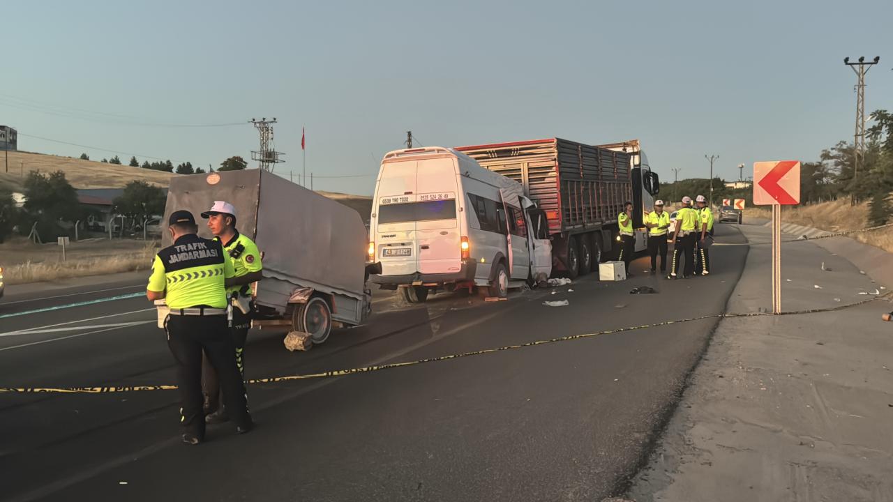 Malatya'da tarım işçilerini taşıyan minibüsün tıra çarpması sonucu 18 kişi yaralandı
