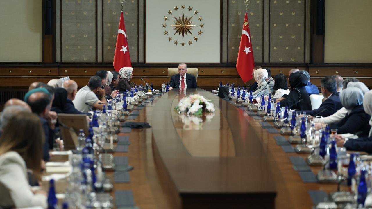 Cumhurbaşkanı Erdoğan, Kahramanmaraş'taki okul saldırısında hayatını kaybeden öğrencilerin aileleriyle görüştü