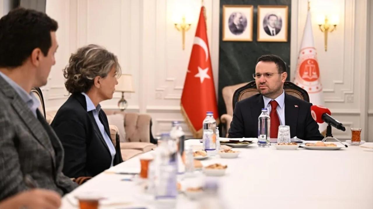 Adalet Bakanı Gürlek, Behçet Oktay'ın ailesiyle görüştü