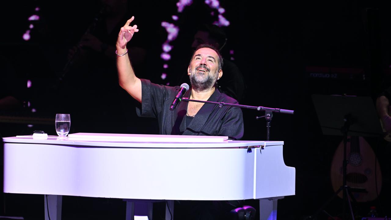Ata Demirer, "Ata Demirer Gazinosu" ile Harbiye'de sahne aldı