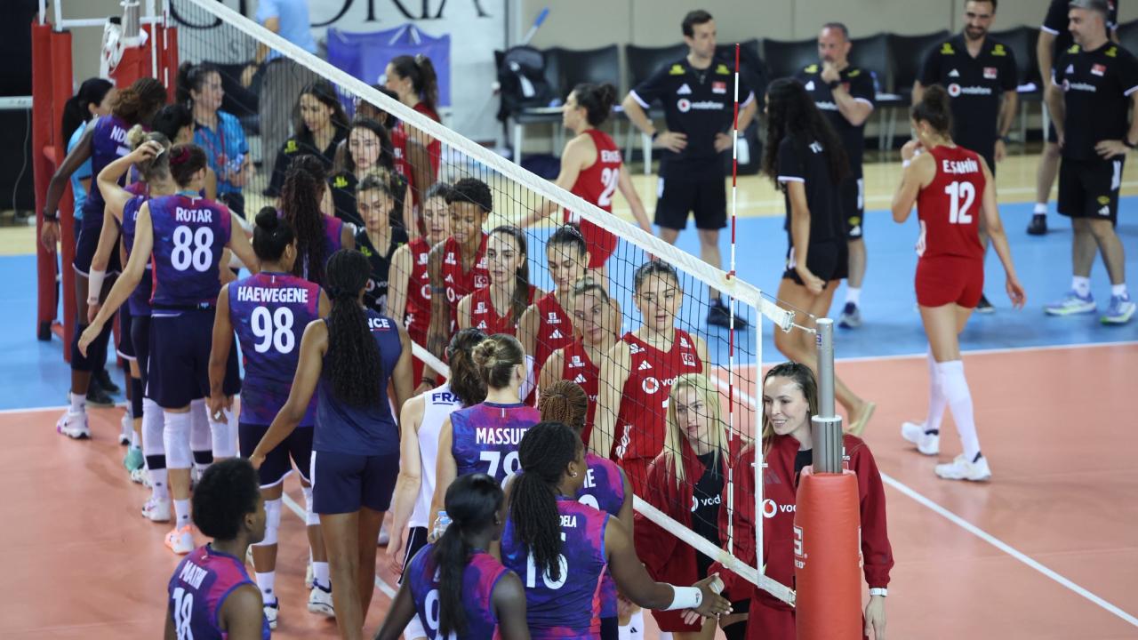 A Milli Kadın Voleybol Takımı, Fransa ile oynadığı ilk hazırlık maçını kazandı