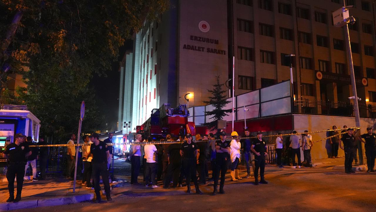 Erzurum'da adliye binasının arşiv bölümünde çıkan yangın kontrol altına alındı