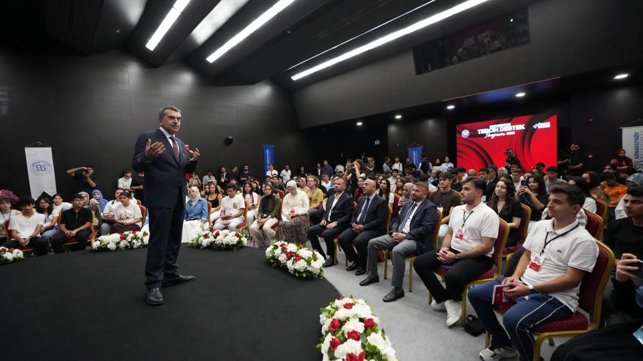 Milli Eğitim Bakanı Tekin, "Üniversite Tercih Destek Programı"nda gençlerle bir araya geldi