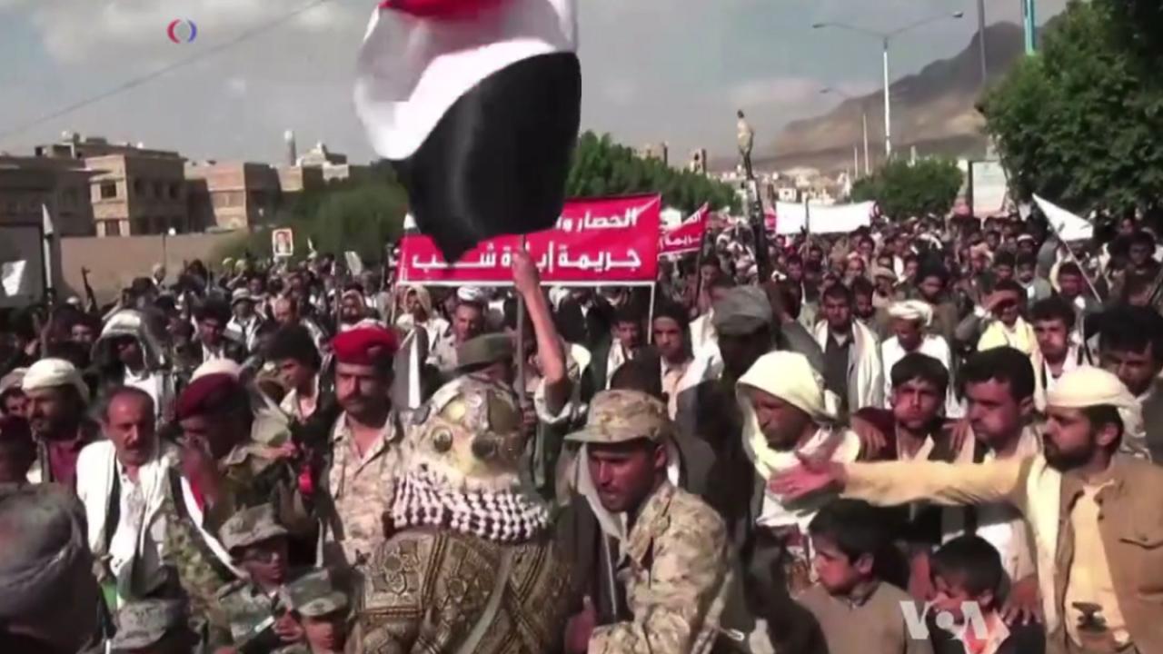 Husiler, Yemen'deki El-Muha Limanı'nı füze ve İHA'larla hedef aldı