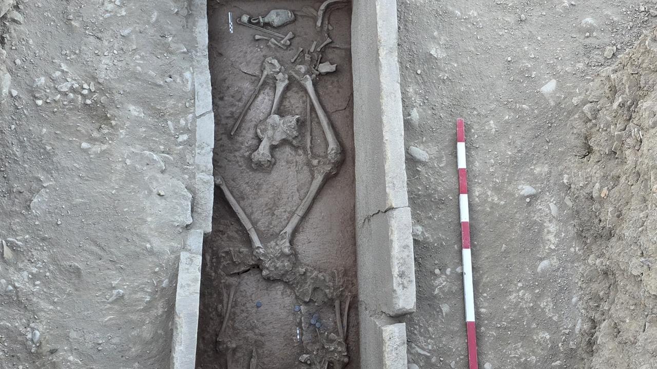 Aspendos'ta 2 bin 400 yıllık güreşçi mezarı keşfedildi