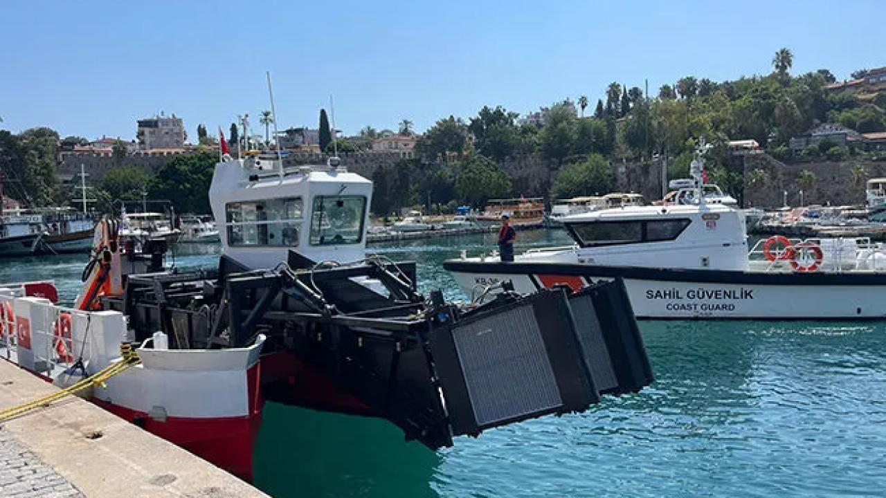 Antalya kıyılarında yüzer atık kirliliğine yönelik temizleme çalışmaları sürüyor