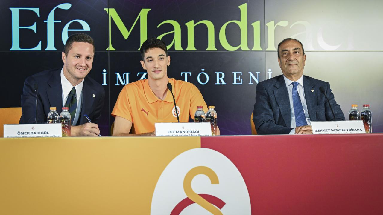 Galatasaray'da voleybolcu Efe Mandıracı için imza töreni düzenlendi