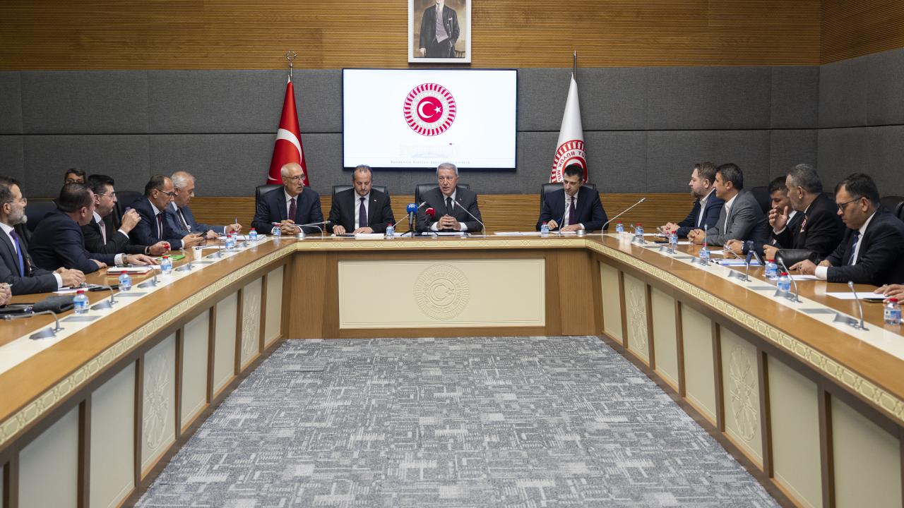 TBMM Milli Savunma Komisyonu Başkanı Akar, şehit aileleri ve gazi derneklerinin temsilcileriyle görüştü