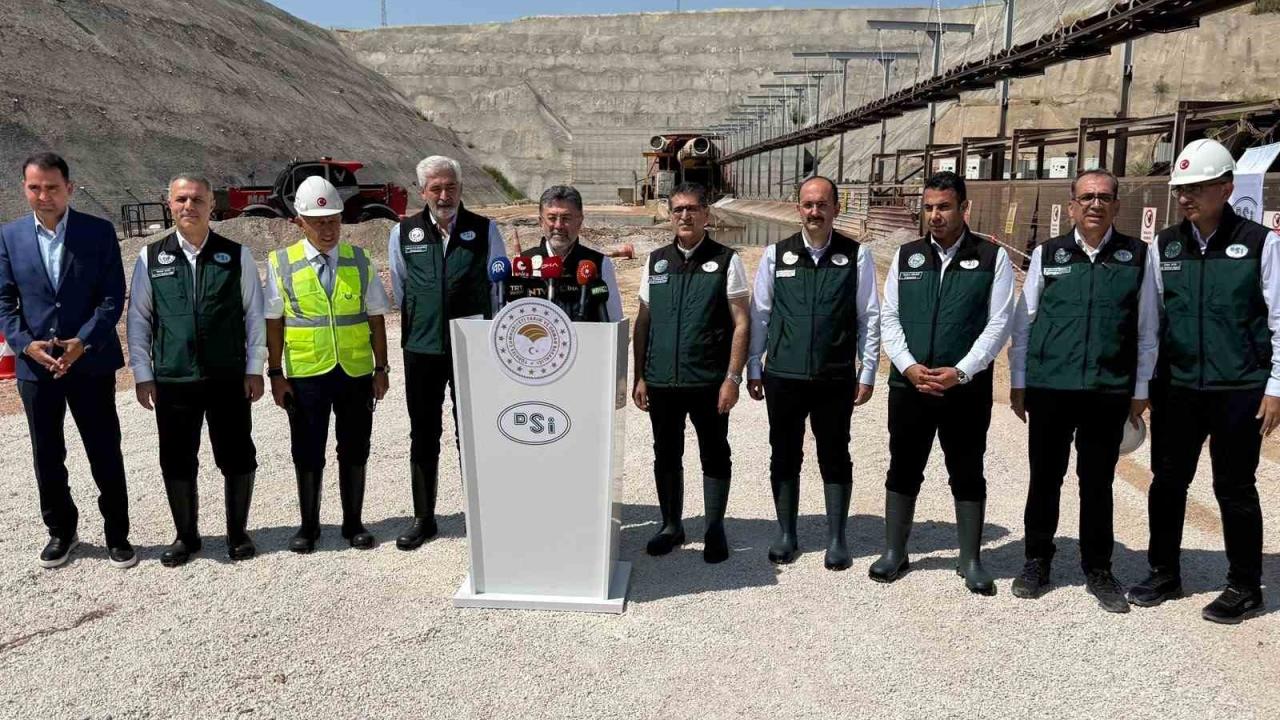 Tarım ve Orman Bakanı Yumaklı, Diyarbakır'da Silvan Projesi'nde incelemelerde bulundu