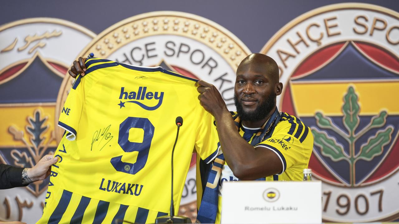 Fenerbahçe'de Romelu Lukaku için imza töreni düzenlendi