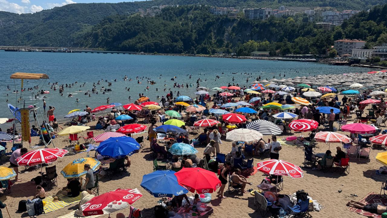 Amasra'da tatilciler plajlarda yoğunluk oluşturdu