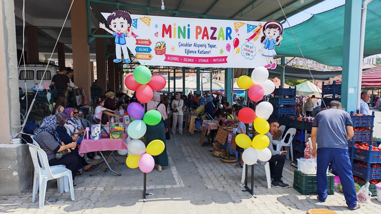 Manisa'da çocuklar "mini pazar" şenliğinde tezgah açtı