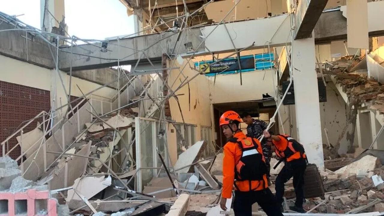 Endonezya'da 7,7 büyüklüğündeki depremde hayatını kaybedenlerin sayısı 51'e yükseldi
