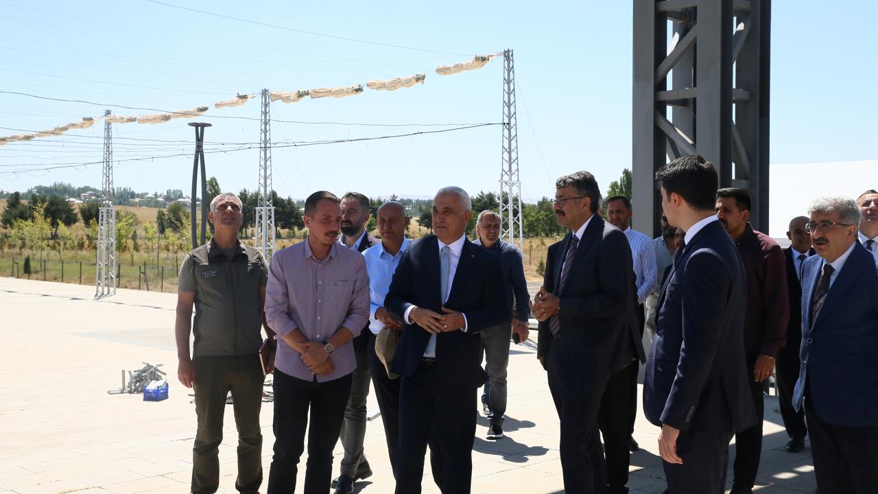 İçişleri Bakan Yardımcısı Çelik, Malazgirt Zaferi etkinliklerinin yapılacağı alanı inceledi