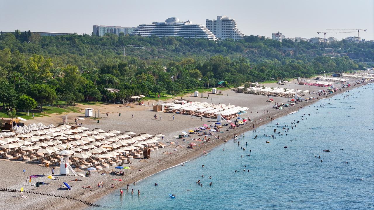 Antalya'da sıcak hava nedeniyle sahillerde yoğunluk yaşandı