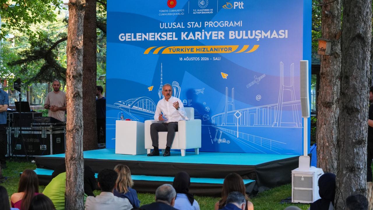 Ulaştırma ve Altyapı Bakanı Uraloğlu stajyer öğrencilerle buluştu