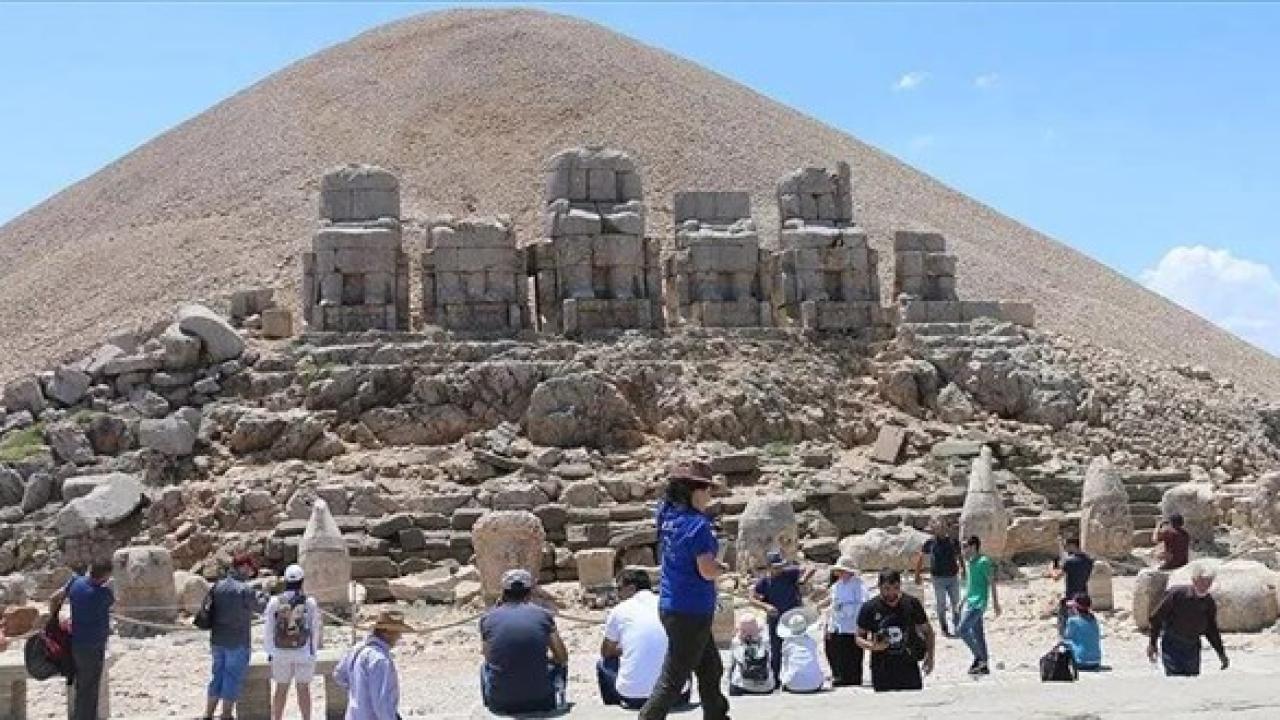 Nemrut Dağı Milli Parkı'nda izinsiz çekirge toplayan yabancı uyruklu kişilere 1,4 milyon lira ceza