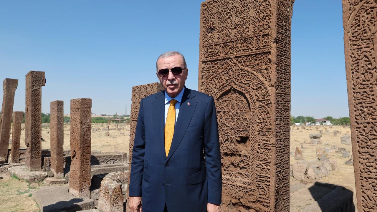 Cumhurbaşkanı Erdoğan, Ahlat'ta Selçuklu Meydan Mezarlığı'nı ziyaret etti