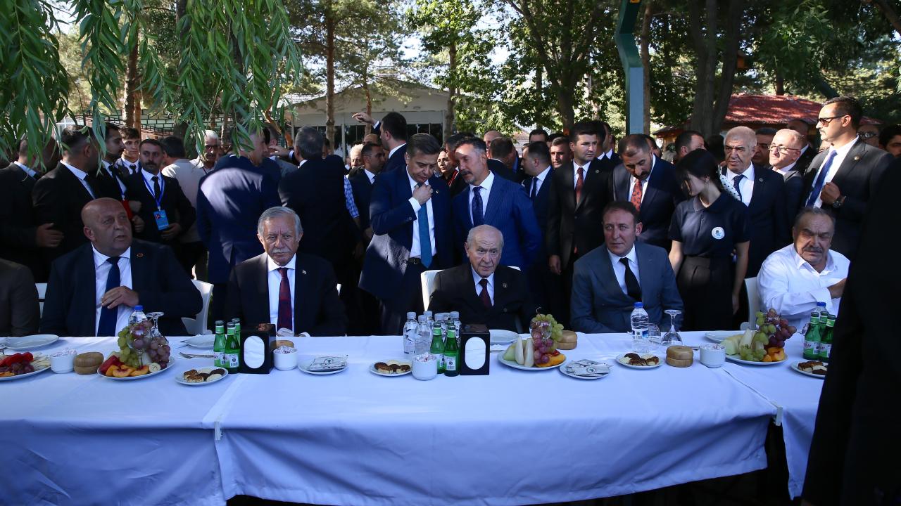MHP Lideri Devlet Bahçeli, Ahlat'ta partililer ve vatandaşlarla buluştu