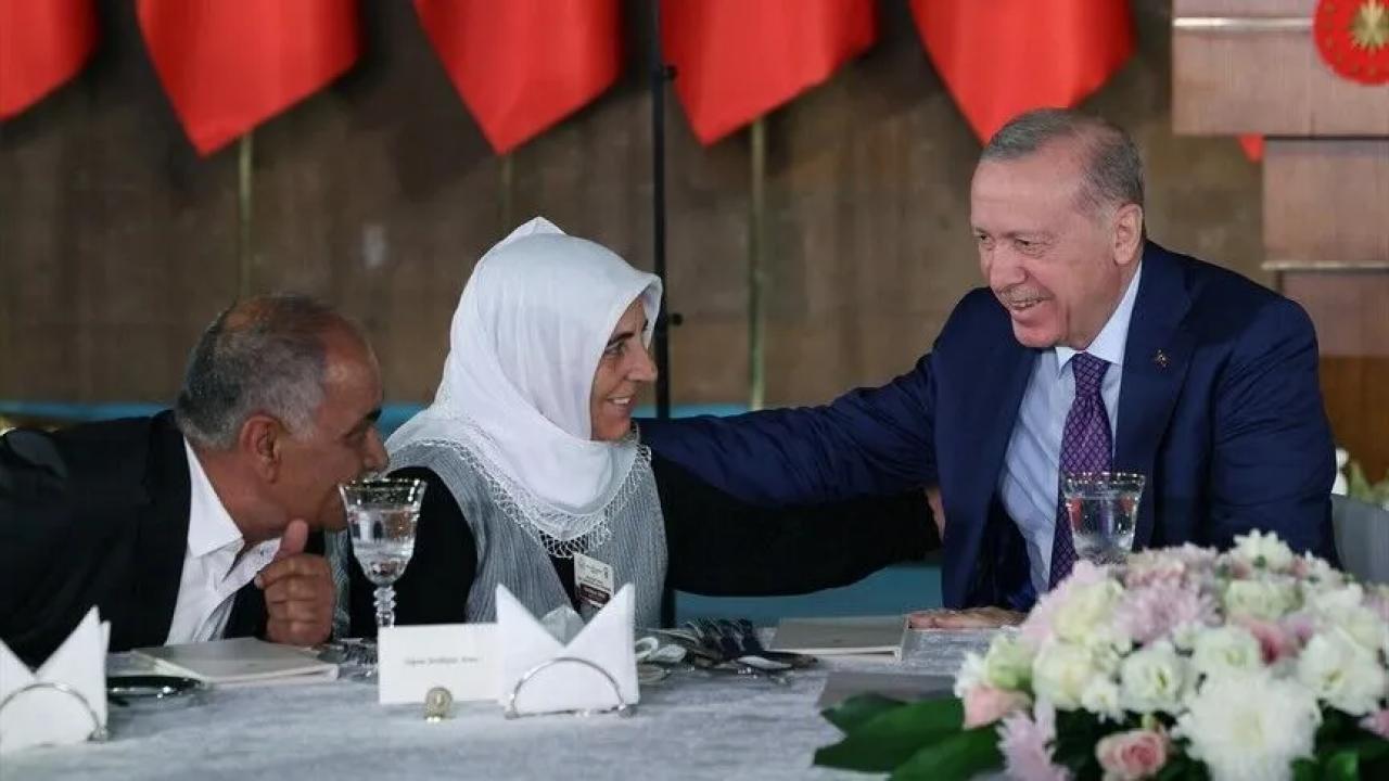Cumhurbaşkanı Erdoğan, kabine üyeleri, bölge valileri ve şehit aileleriyle yemekte buluştu