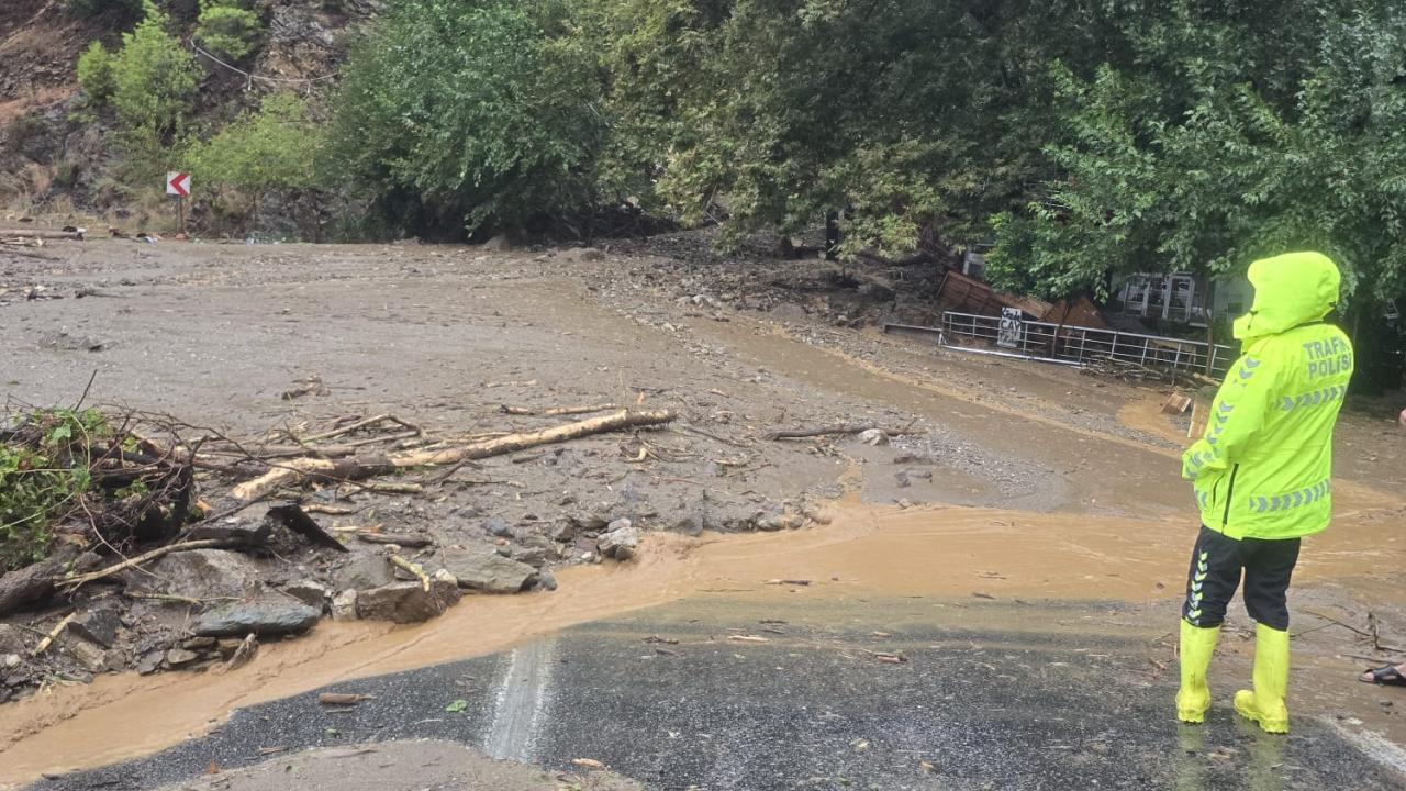 Mersin'de heyelan nedeniyle kapanan Anamur-Gazipaşa kara yolu trafiğe açıldı