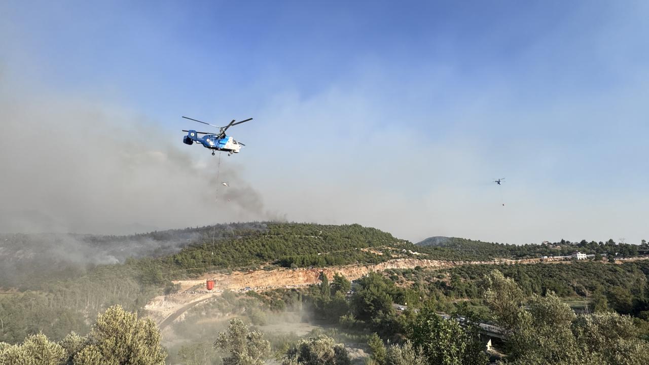 Muğla'da başladıktan sonra Antalya'ya sıçrayan orman yangınına müdahale ediliyor