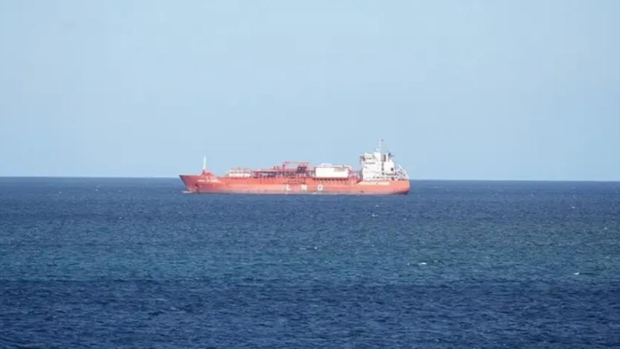 İran: Hürmüz Boğazı'ndan yasa dışı geçmeye çalışan süper tanker mayınlara çarparak alev aldı