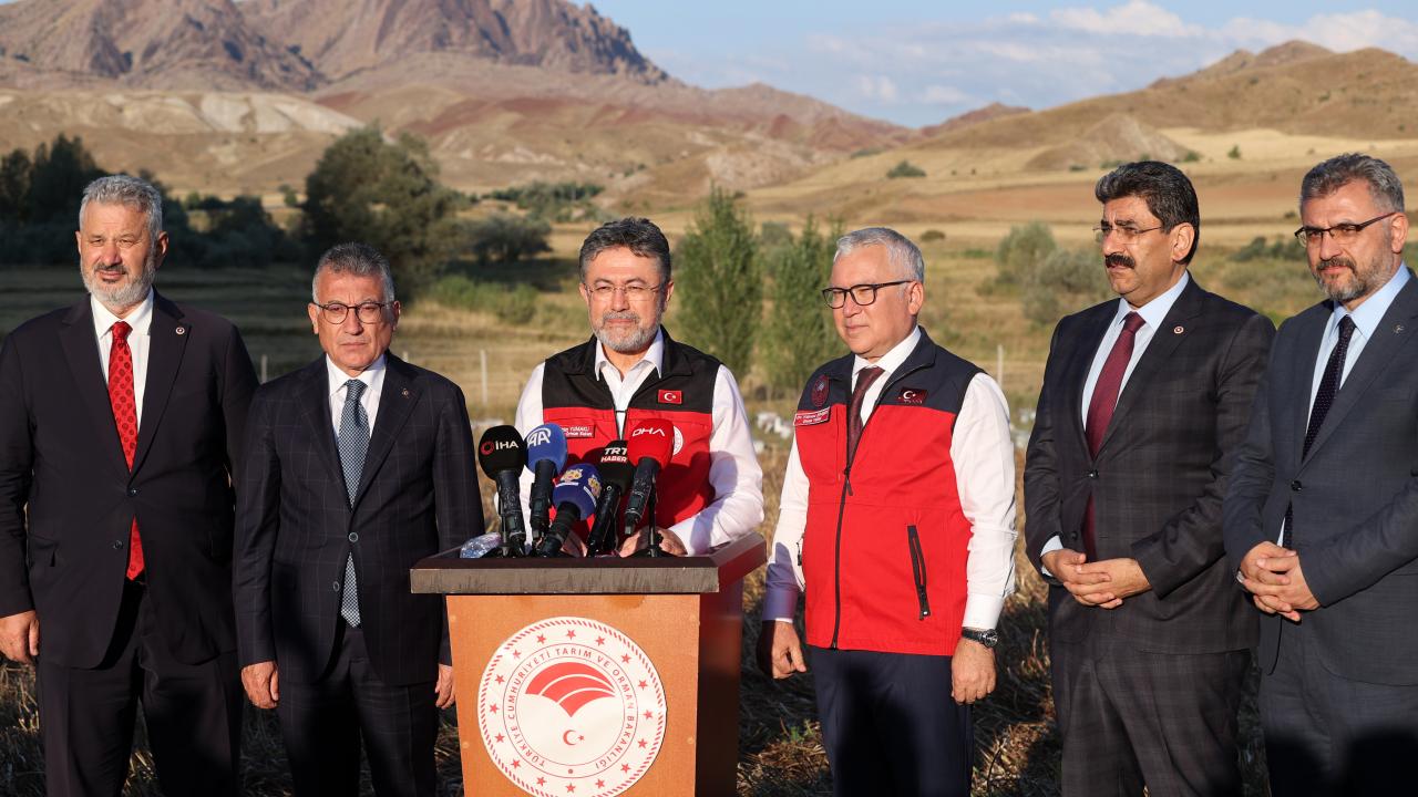 Tarım ve Orman Bakanı Yumaklı, Sivas'ta bal sağımı programına katıldı