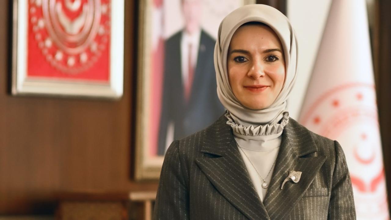 Bakan Göktaş'tan A Millî Kadın Voleybol Takımı'na tebrik