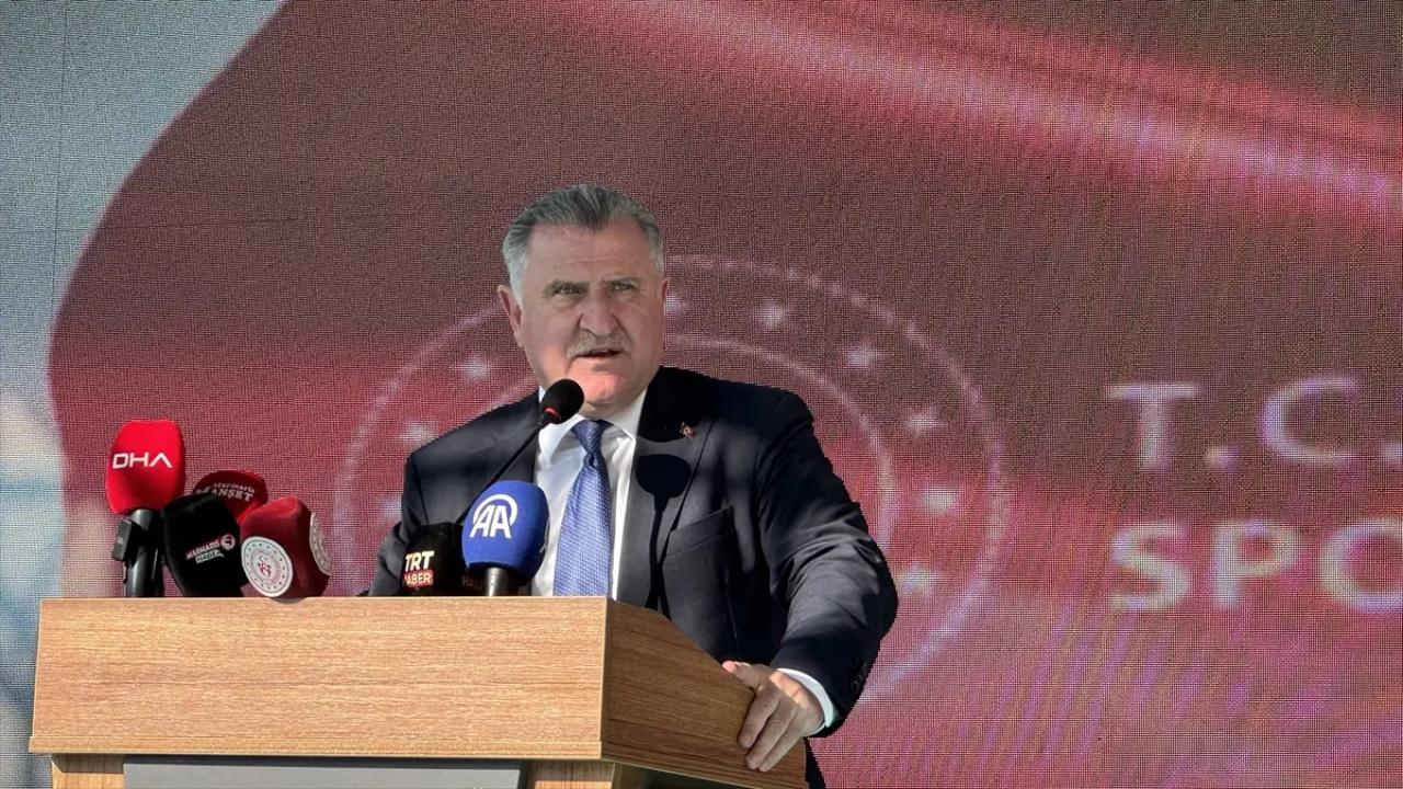 Bakan Bak'tan A Millî Kadın Voleybol Takımı'na tebrik