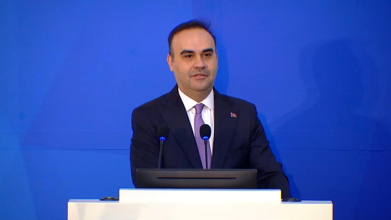 Bakan Kacır'dan A Millî Kadın Voleybol Takımı'na tebrik