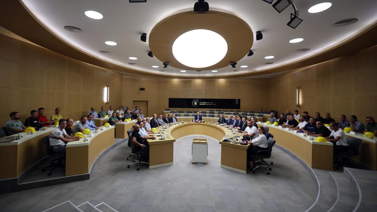 Bakan Bayraktar, Türkiye Maden İşçileri Sendikası ve Doruk Madencilik işçilerini kabul etti