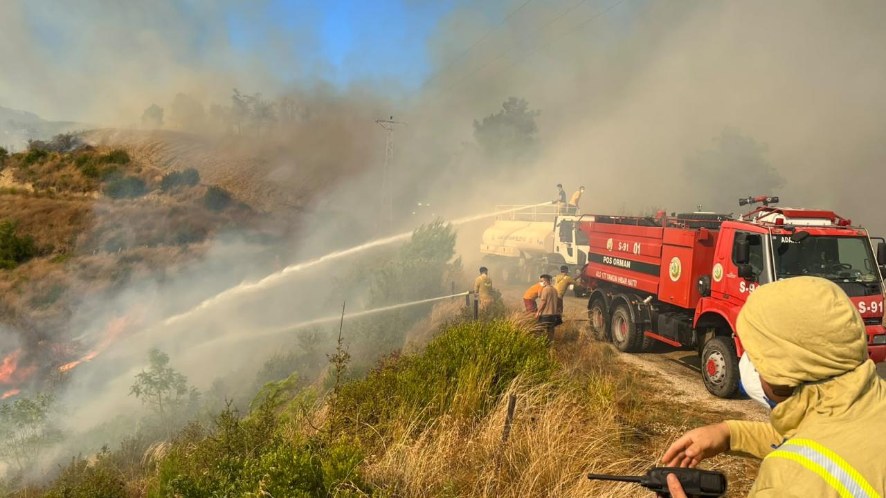 Adana'nın Karaisalı ilçesinde çıkan orman yangınına müdahale ediliyor