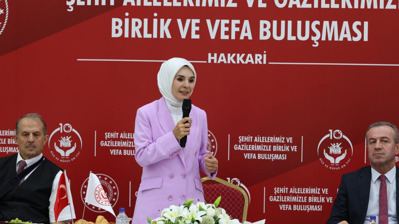 Aile ve Sosyal Hizmetler Bakanı Göktaş, Hakkari'de şehit aileleri ve gazilerle bir araya geldi