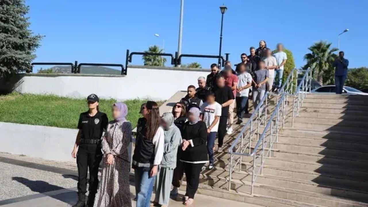 Muğla'da teknede yakalanan 9 FETÖ şüphelisi ile kaptan adliyeye sevk edildi