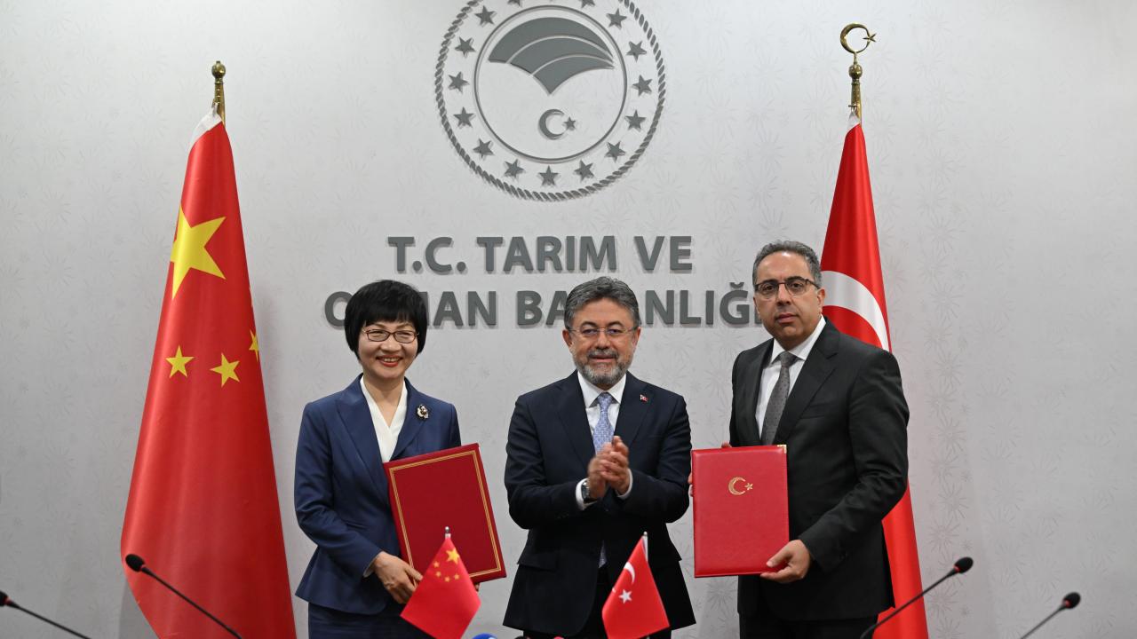 Bakan Yumaklı, Türkiye ile Çin arasındaki defne yaprağı anlaşmasının imza törenine katıldı