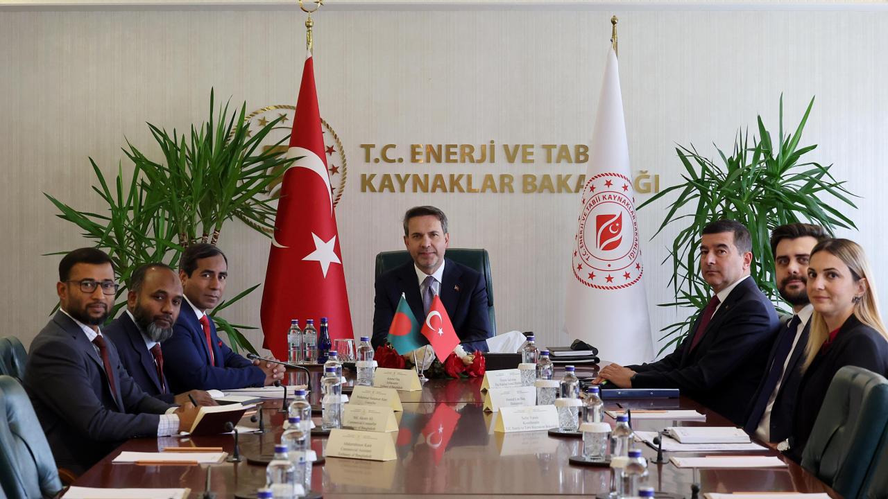 Bakan Bayraktar, Bangladeş'in Ankara Büyükelçisi Amanul Haq ile görüştü