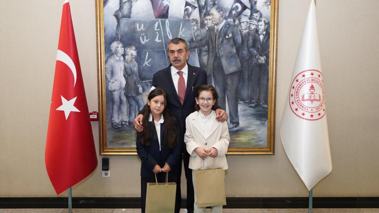 Bakan Tekin, Cumhurbaşkanı Erdoğan'la şarkı söyleyen öğrencileri kabul etti