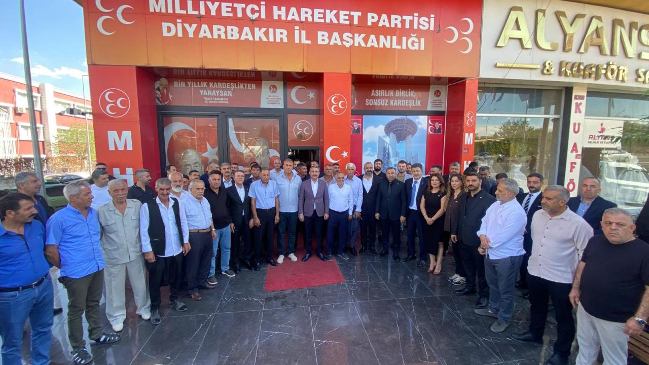 Diyarbakır'da MHP'ye üye olan yaklaşık 250 kişiye törenle rozetleri takıldı