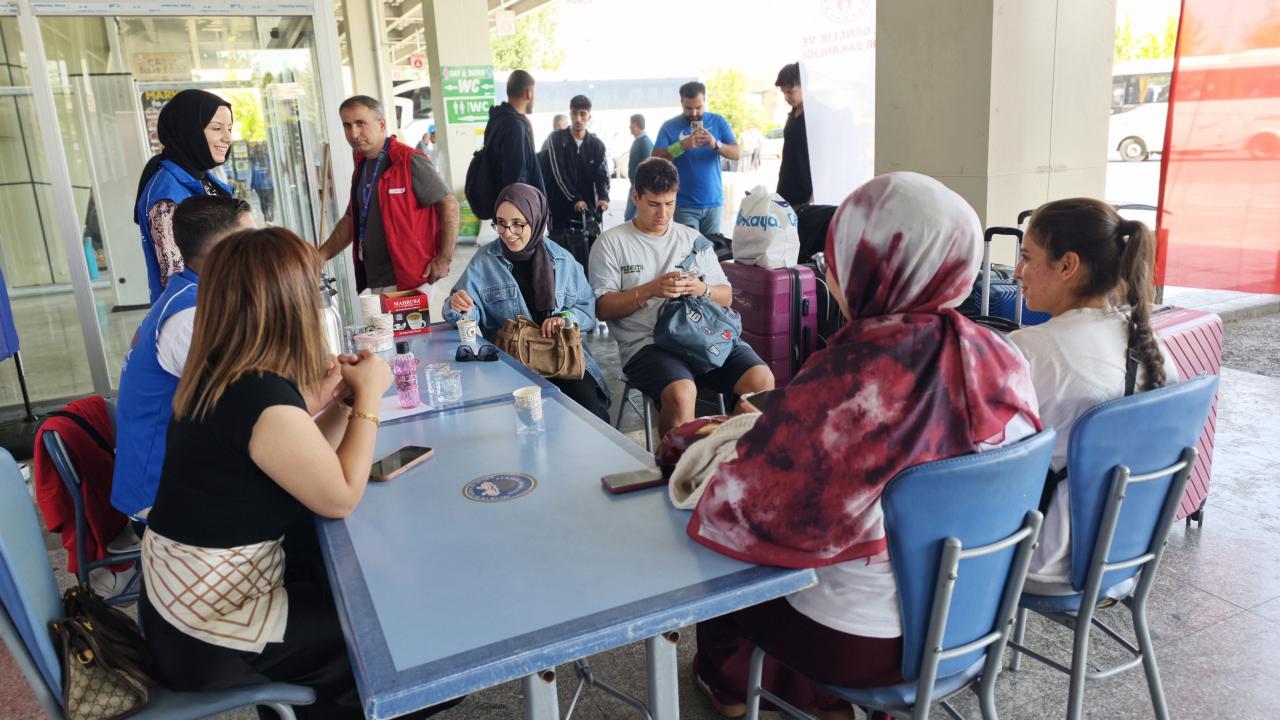 Muş'a gelen öğrenciler görevlilerce karşılanarak yurtlara yerleştiriliyor